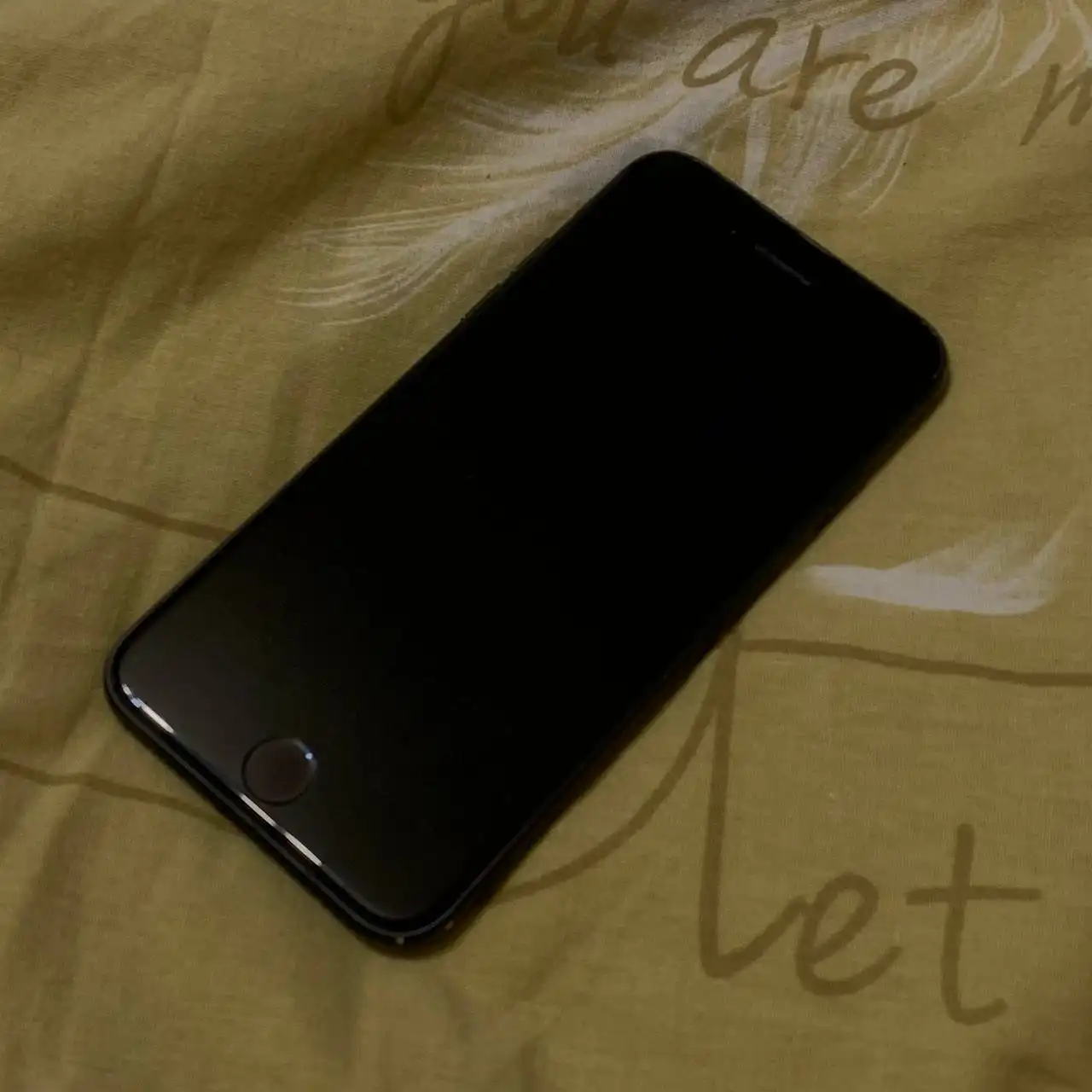 iPhone SE (2020) 64GB в хорошем состоянии