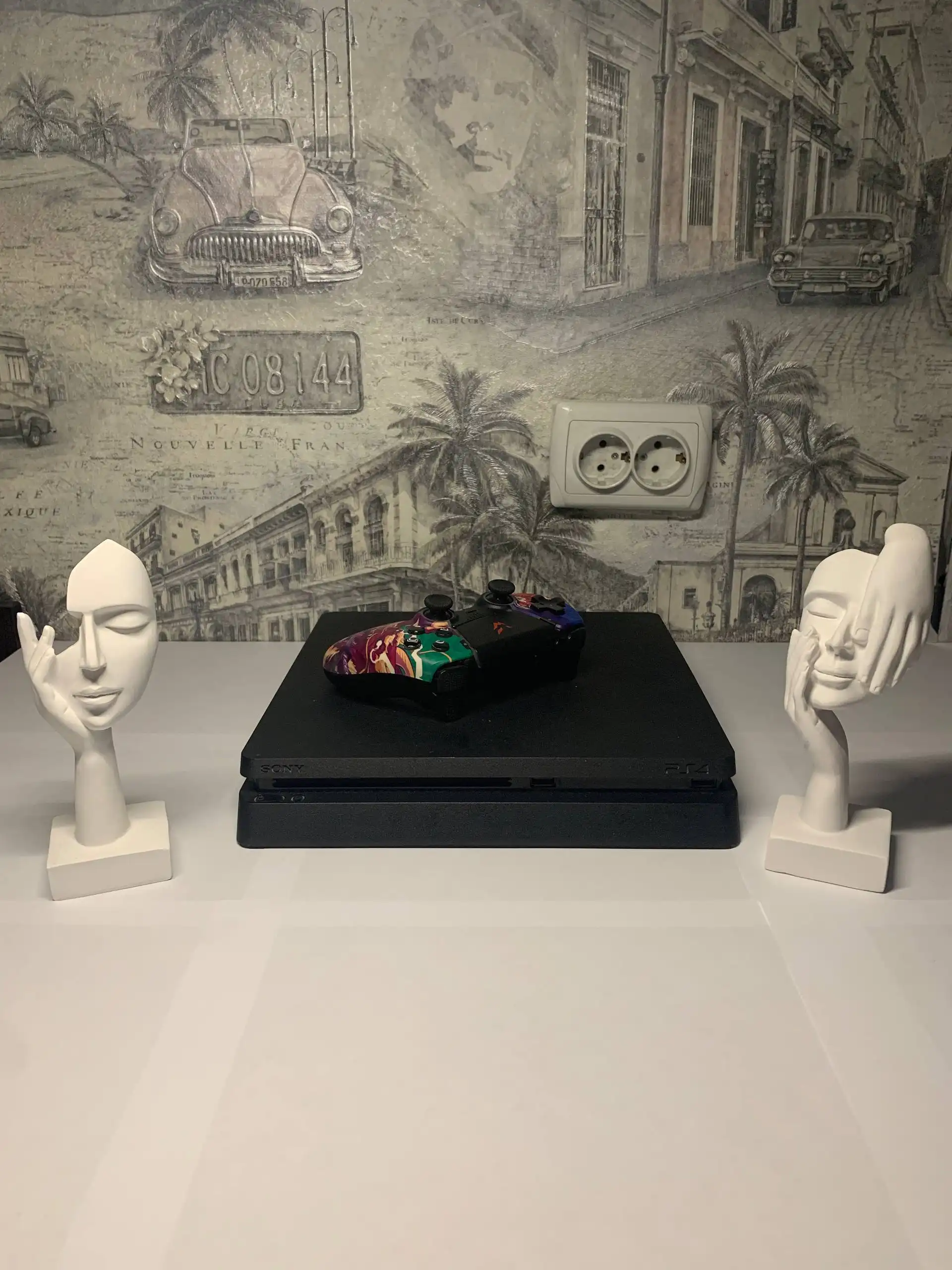 Продам PlayStation 4 slim 500 gb в отличном состоянии