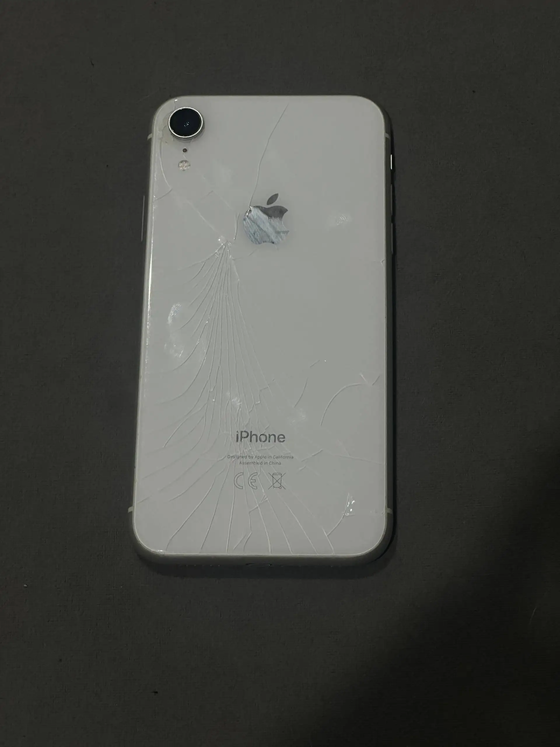 Рабочий телефон с повреждениями экрана и корпуса - Смартфоны и телефоны (Электроника) в Уфа