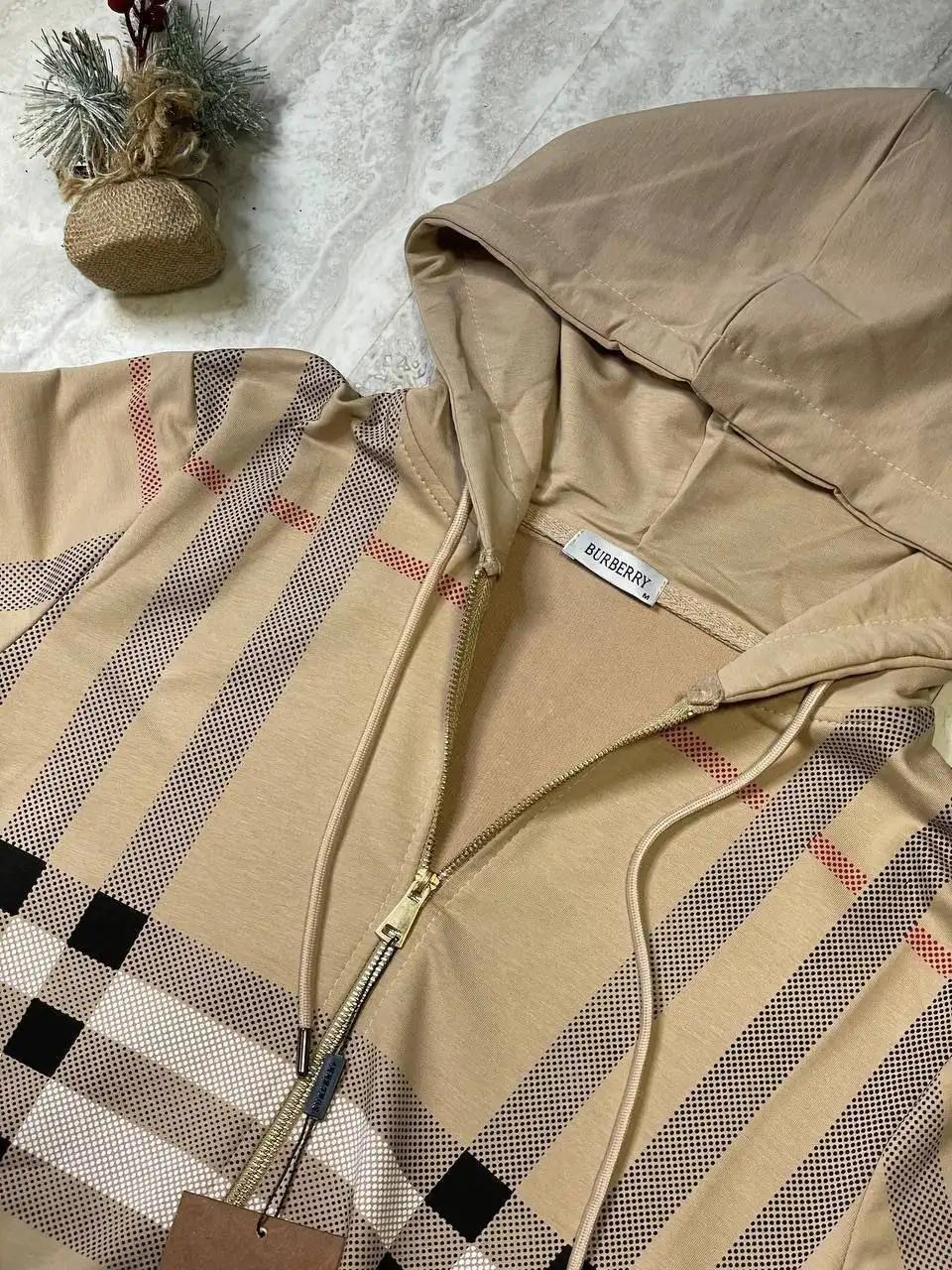 Продам кроссовки и зипку Burberry в Уфе - Верхняя одежда и обувь (Одежда) в Уфа