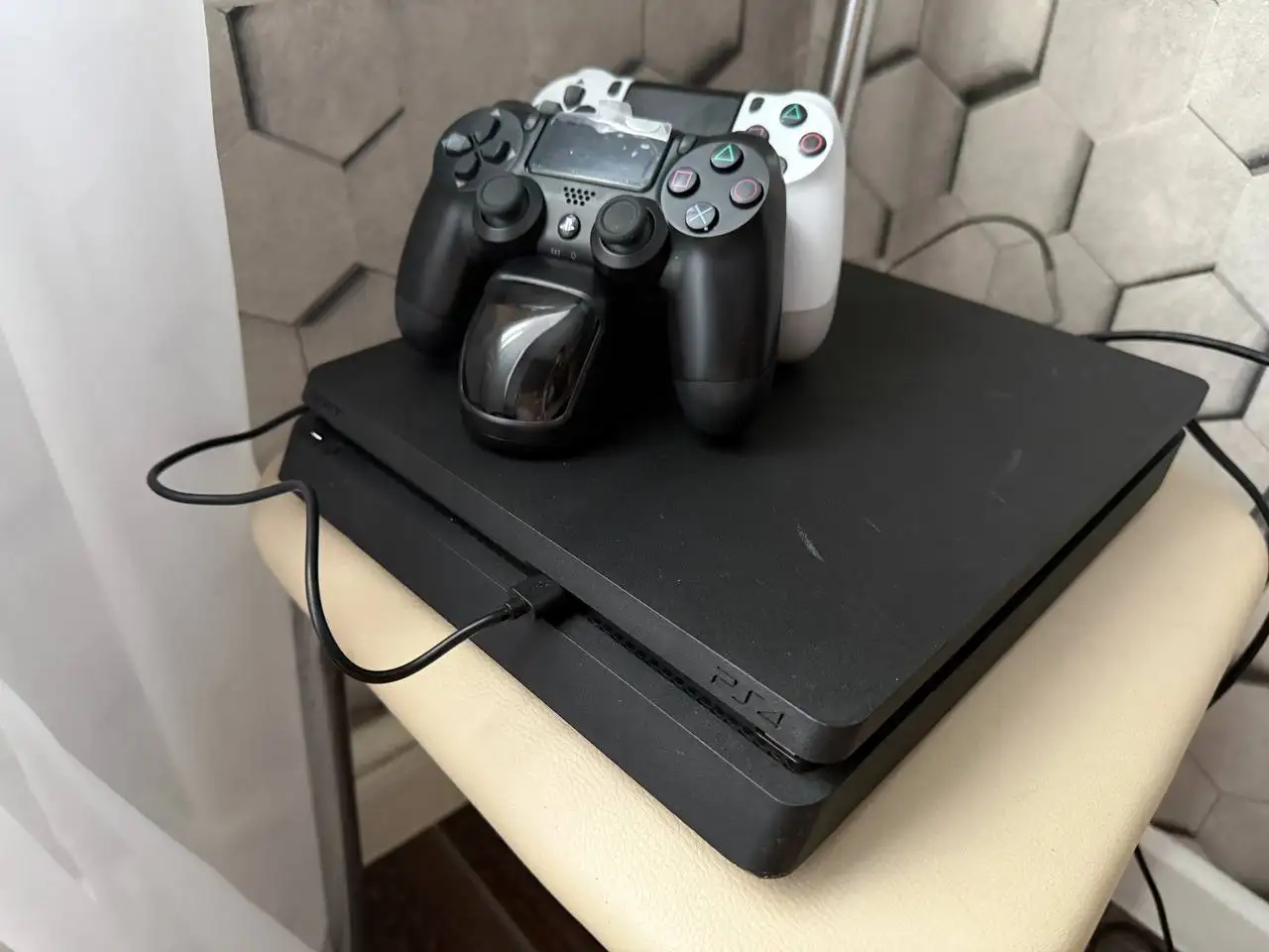Sony PlayStation 4 Slim 500GB с двумя джойстиками и зарядной станцией - Игры и приставки (Электроника) в Уфа