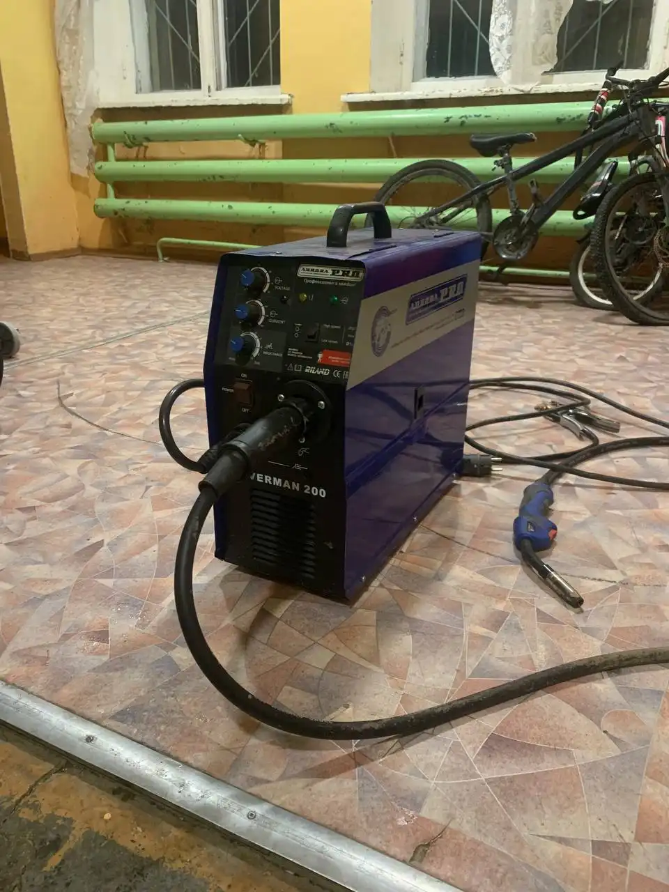 Продам сварочный аппарат Аврора Оверман 200