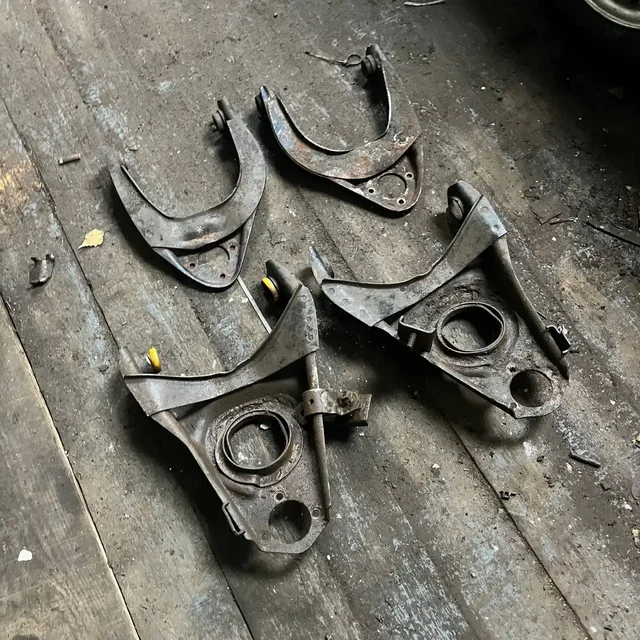 Продажа автозапчастей: рычаги, амортизаторы, тормозные диски - Запчасти в Вологда