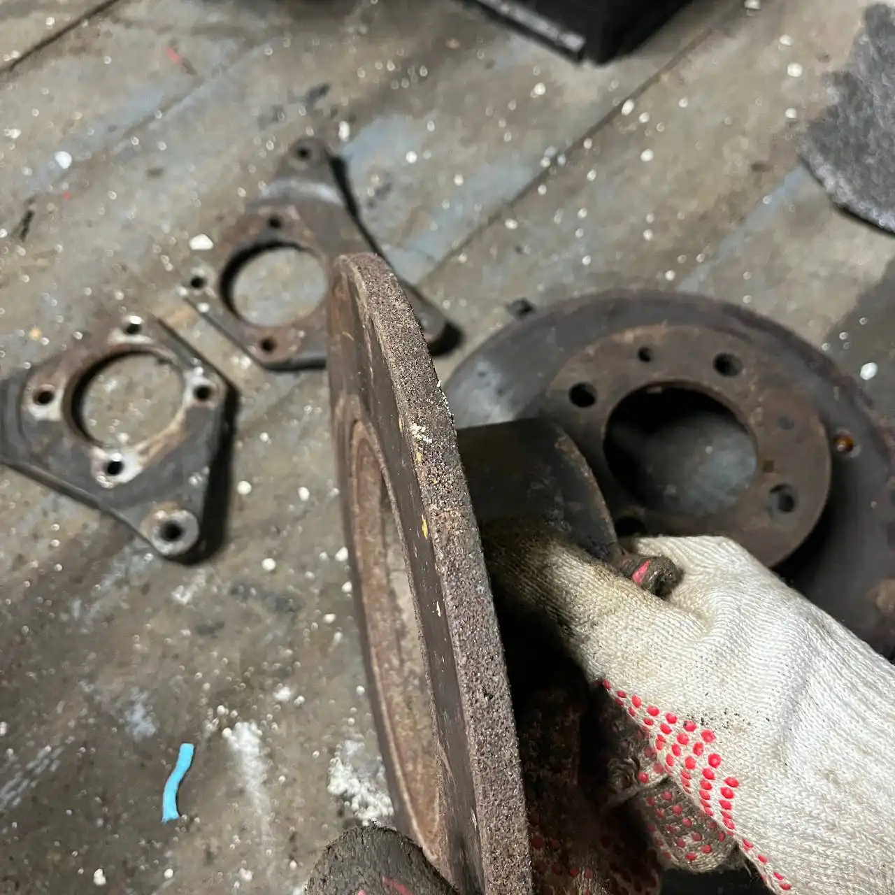 Продажа автозапчастей: рычаги, амортизаторы, тормозные диски