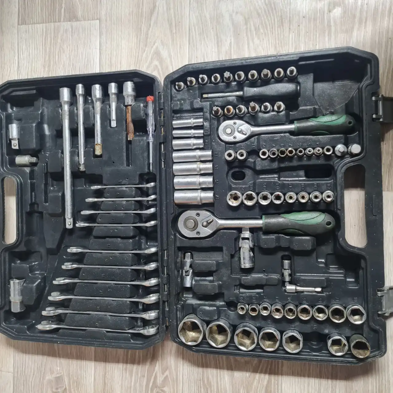 Продам набор инструментов с головками и переходниками - Инструменты (Запчасти) в Вологда