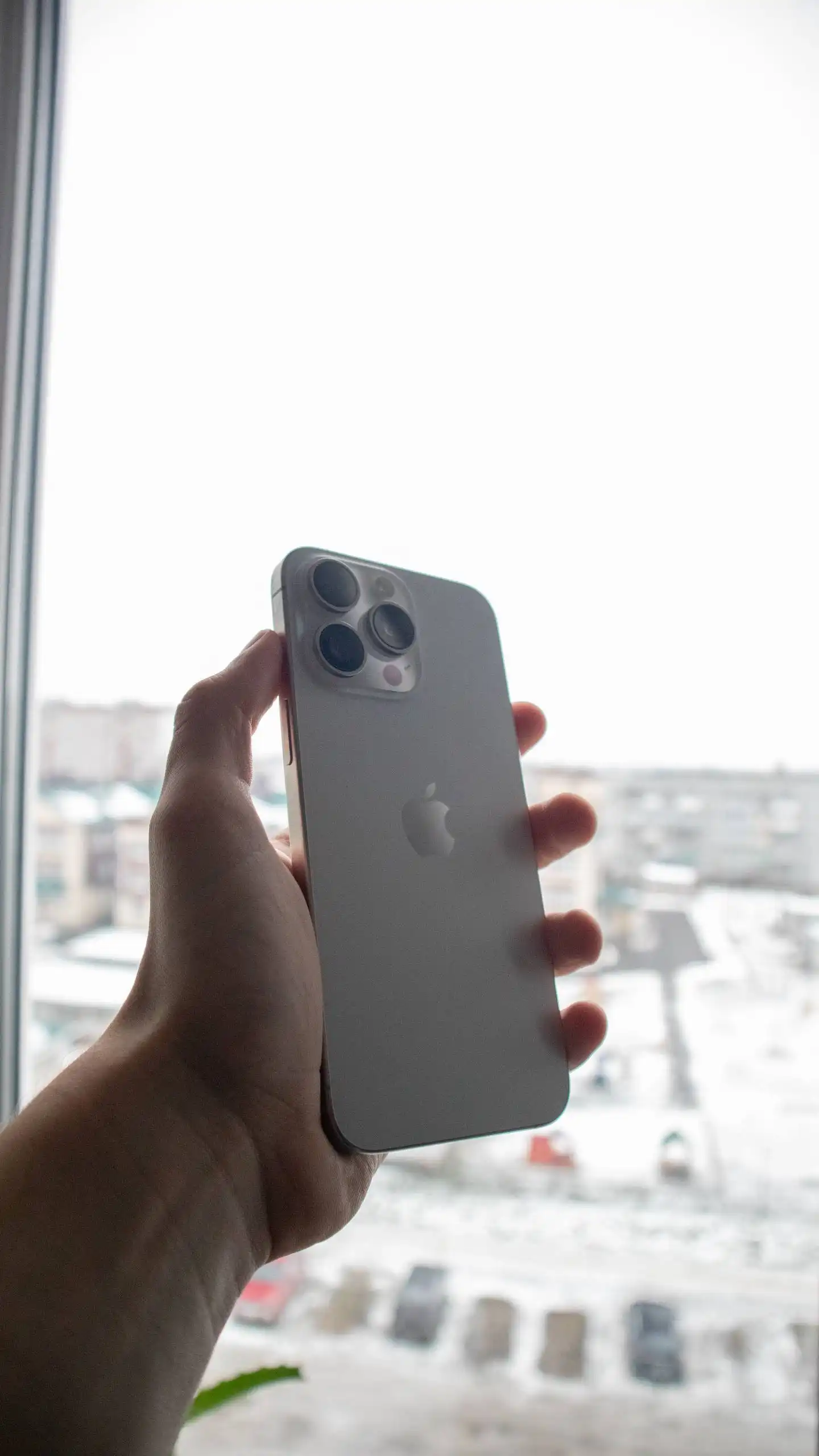 iPhone 15 Pro Max 256гб с пятнами на дисплее - Смартфоны (Электроника) в Вологда