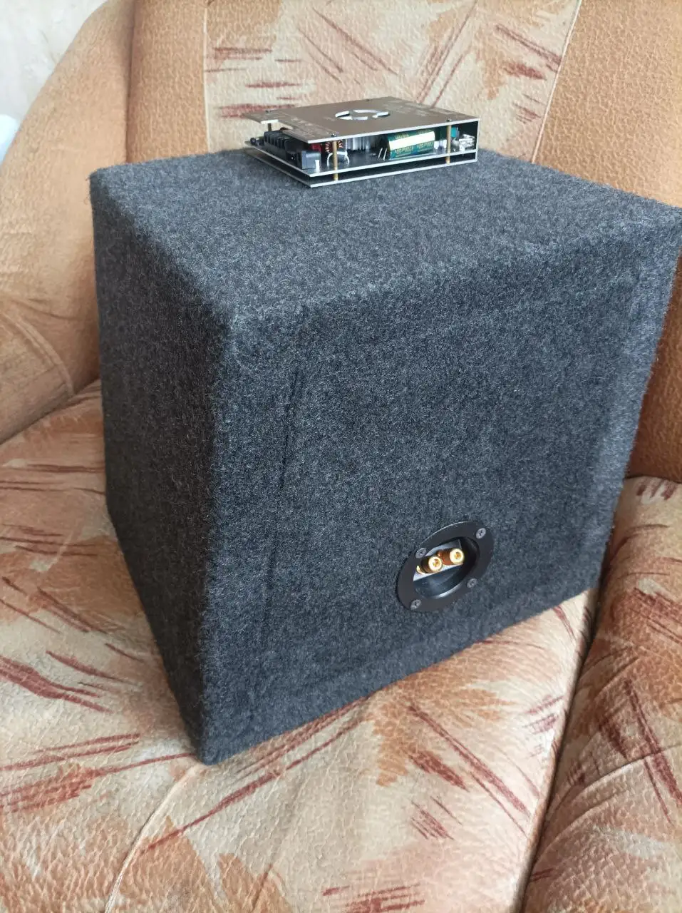 Продам саб с коробом и усилителем - Аудиотехника (Авто) в Вологда