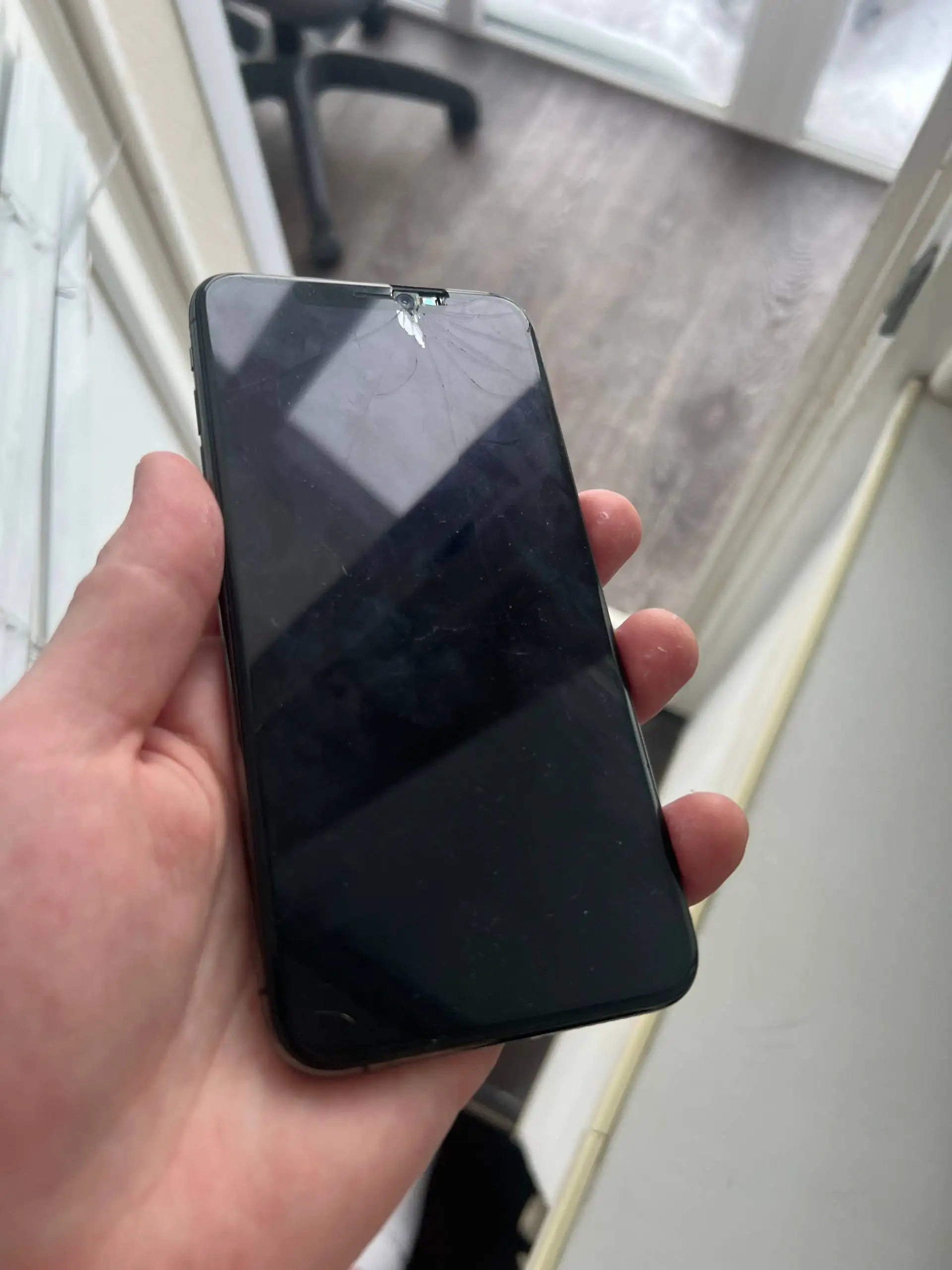 Apple Watch 5 44мм с поврежденным экраном и аккумулятором 74% - Смарт-часы (Электроника) в Вологда