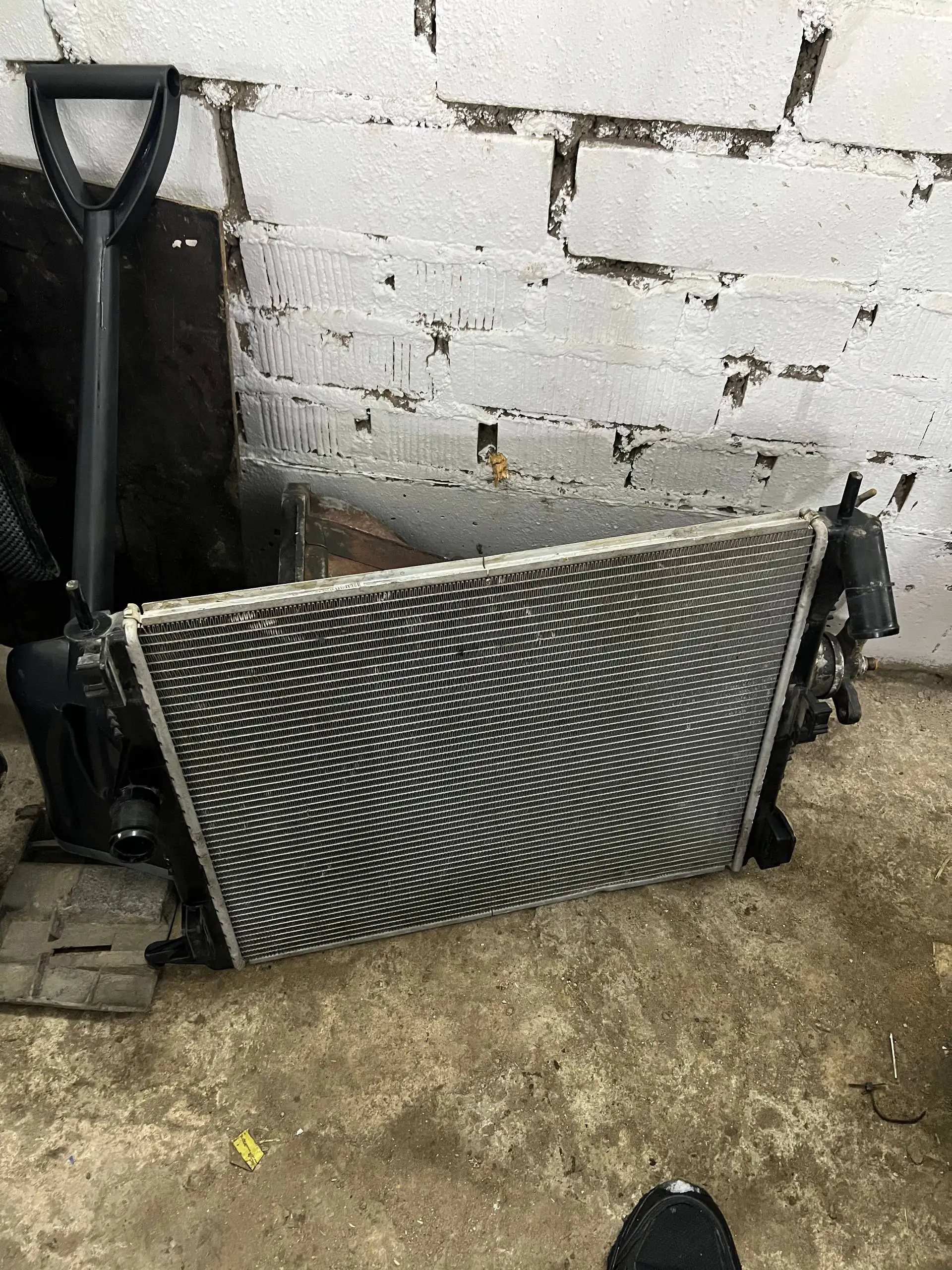 Радиатор на Logan - Автомобильные радиаторы (Запчасти) в Вологда