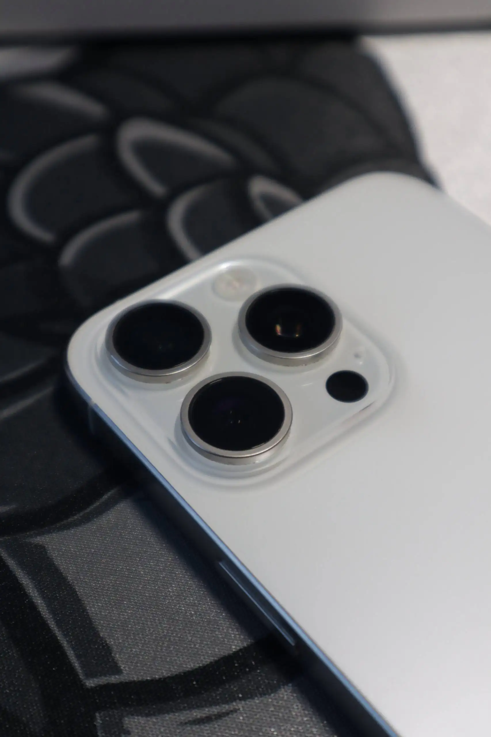 iPhone 15 Pro Max 256гб с пятнами на дисплее - Смартфоны (Электроника) в Вологда