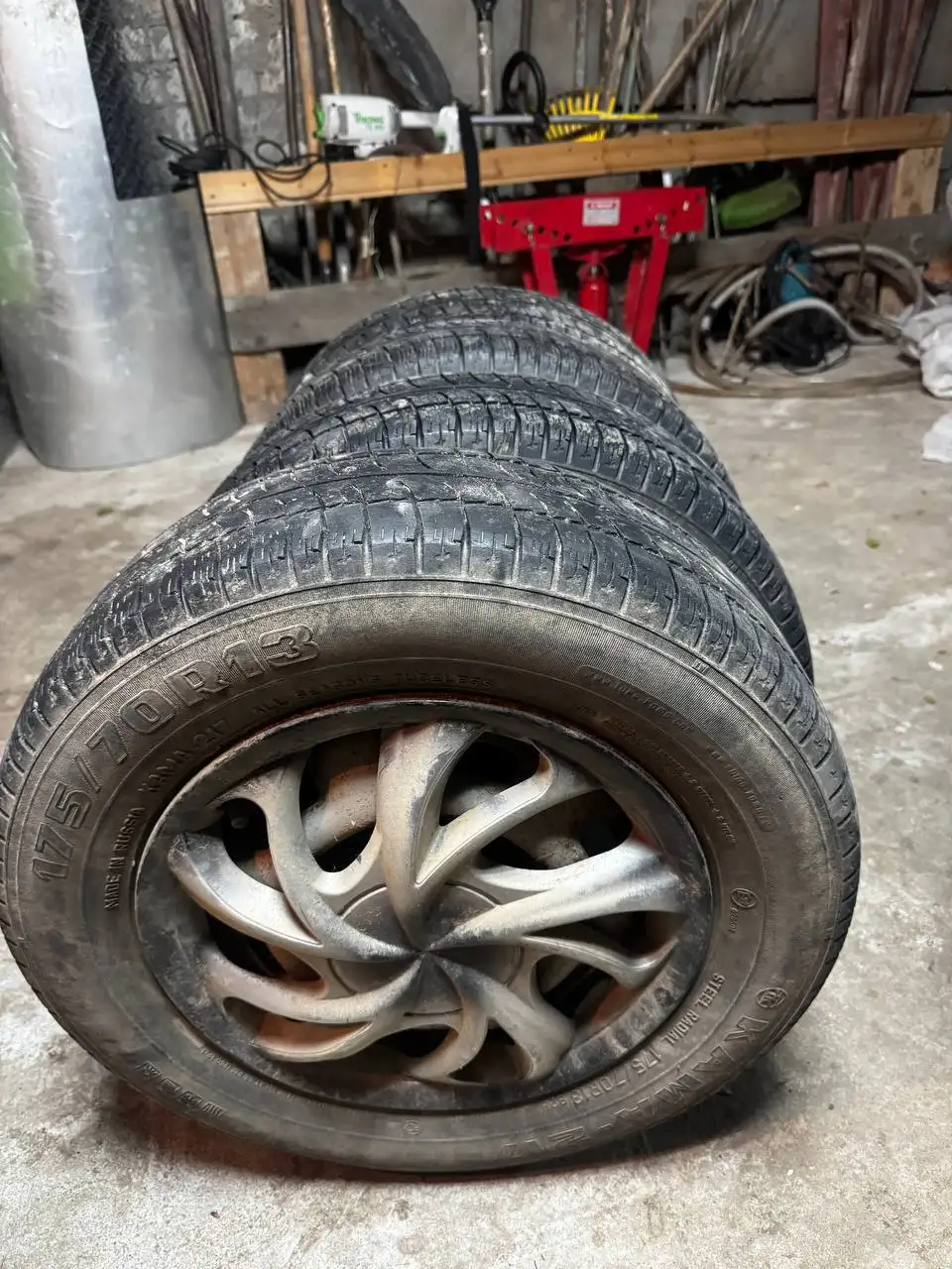 Продажа летних колес на ВАЗ R13 с колпаками - Запчасти (Авто) в Вологда