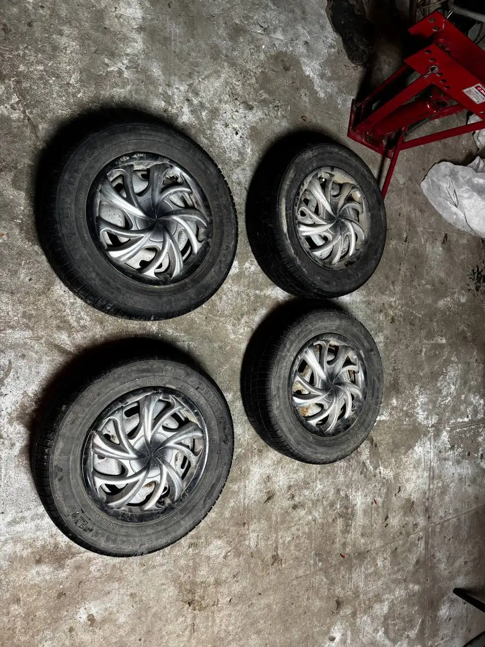 Продажа летних колес на ВАЗ R13 с колпаками - Запчасти (Авто) в Вологда