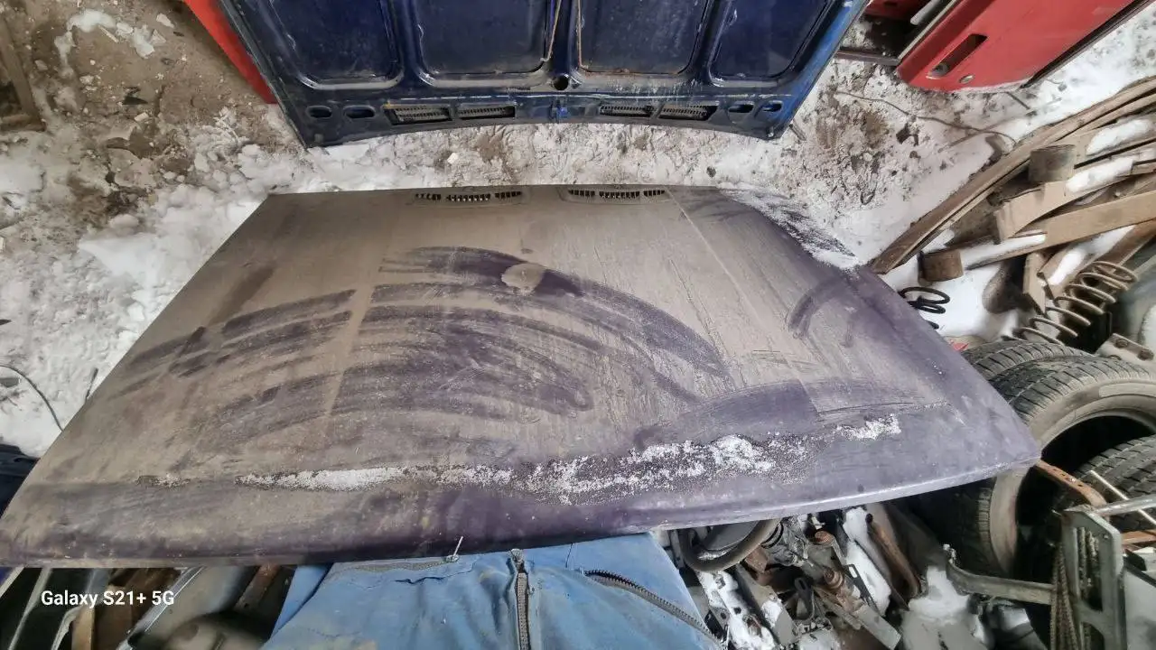 Капот ВАЗ 2105 с незначительной вмятинкой - Кузовные детали (Запчасти) в Вологда