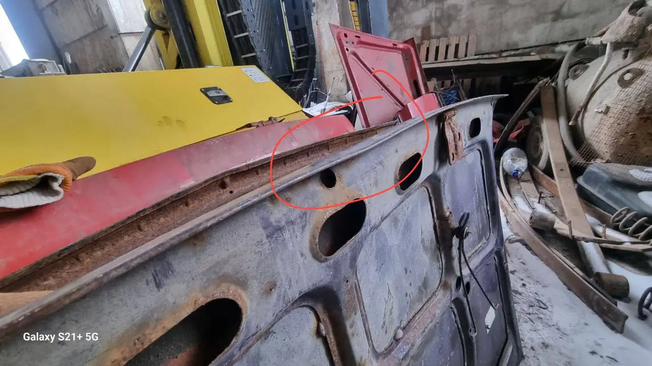 Капот ВАЗ 2105 с незначительной вмятинкой - Кузовные детали (Запчасти) в Вологда