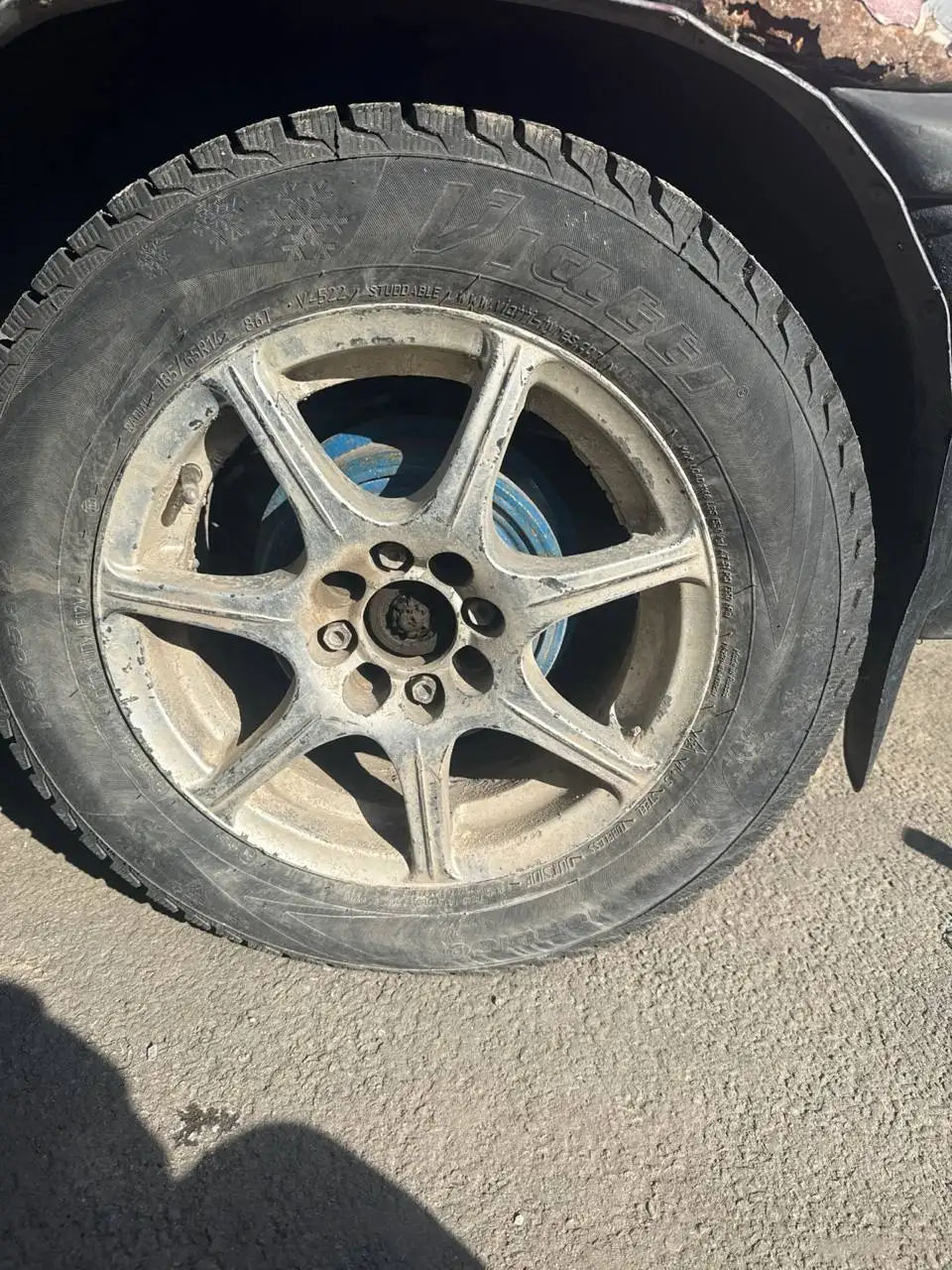 Комплект зимних шин в отличном состоянии - Шины и диски (Авто) в Вологда