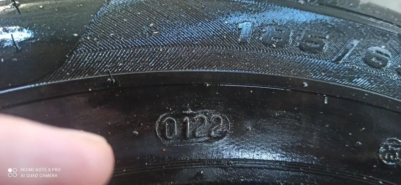 Б/у резина 22 года, отъездил 2 сезона - Запчасти (Авто) в Вологда