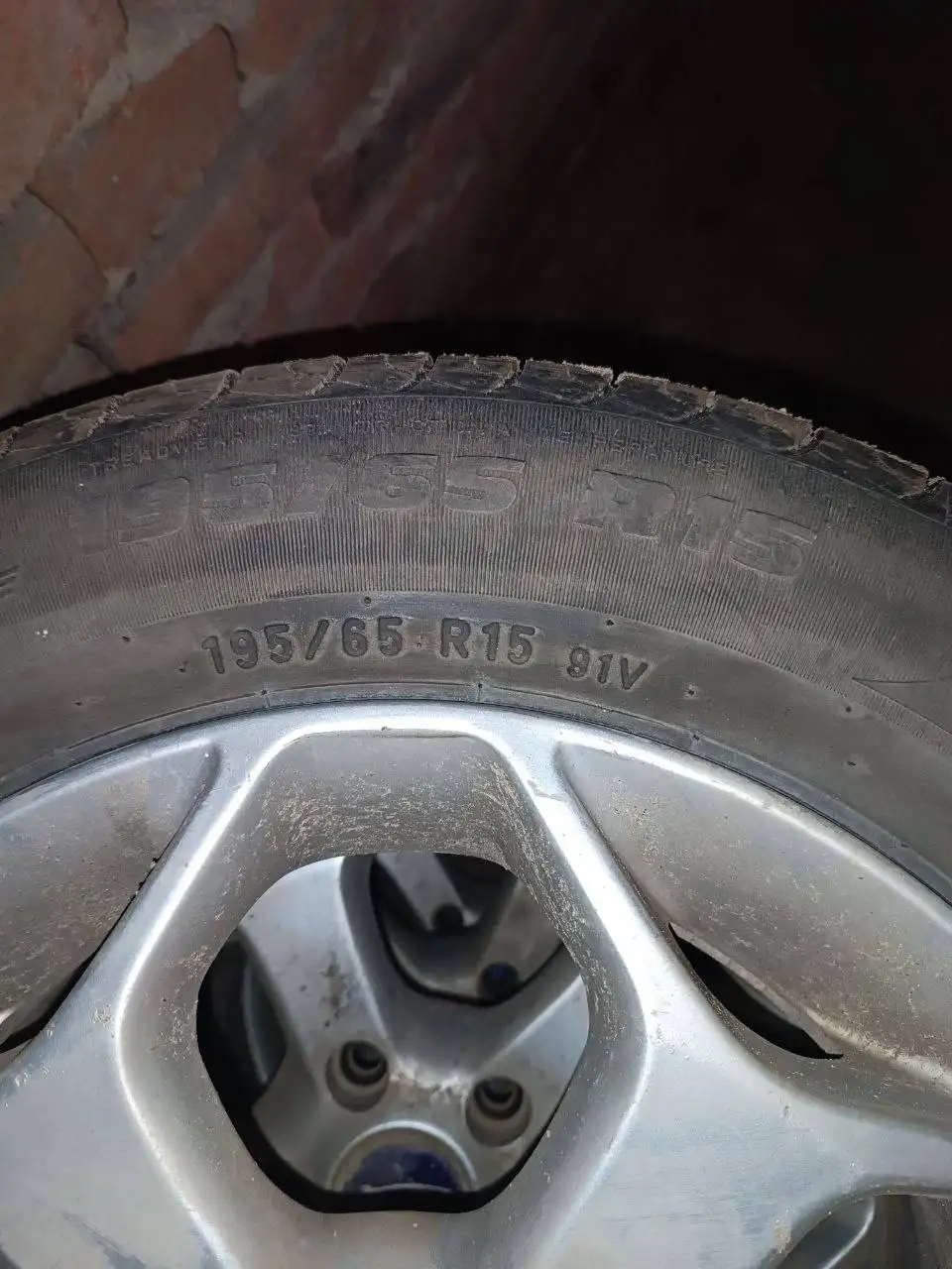 Резина на фордовских дисках - Запчасти (Авто) в Вологда