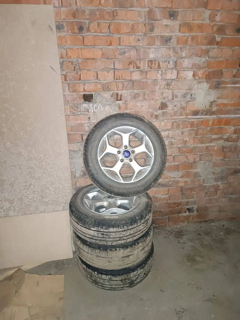 Резина на фордовских дисках - Запчасти (Авто) в Вологда