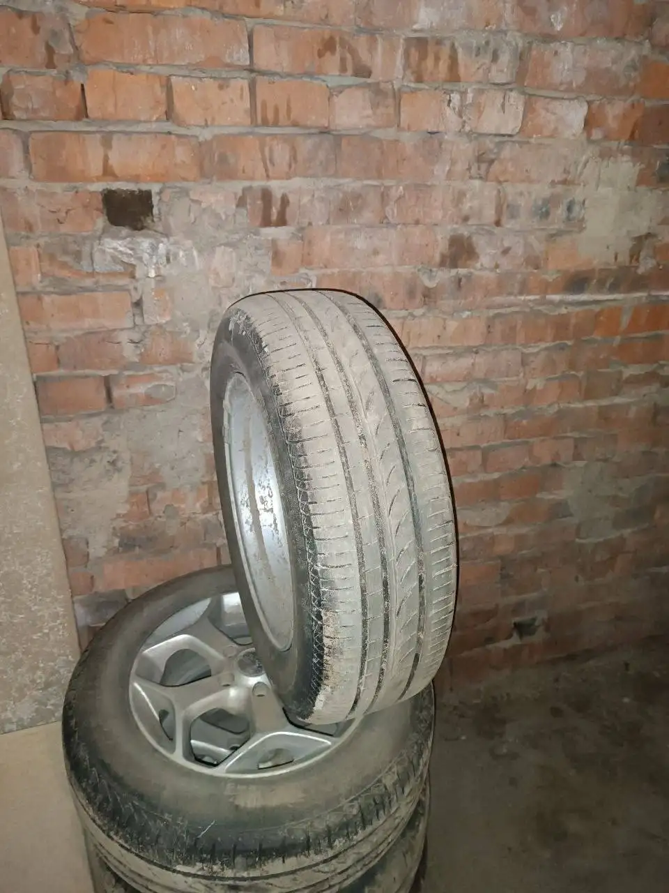 Резина на фордовских дисках - Запчасти (Авто) в Вологда