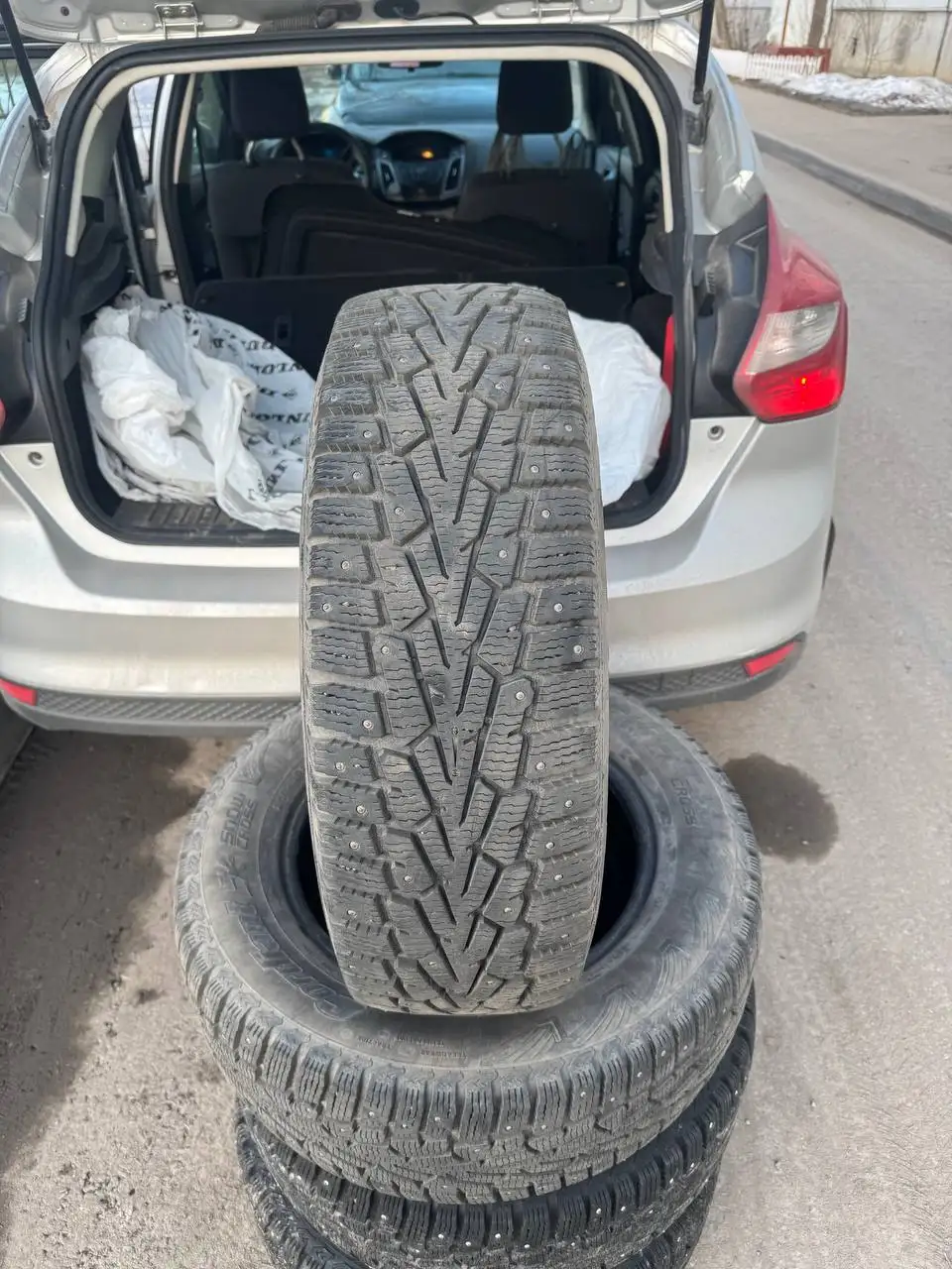 Шины Cordiant snow cross 215/65/16 с шипами - Шины и диски (Авто) в Вологда