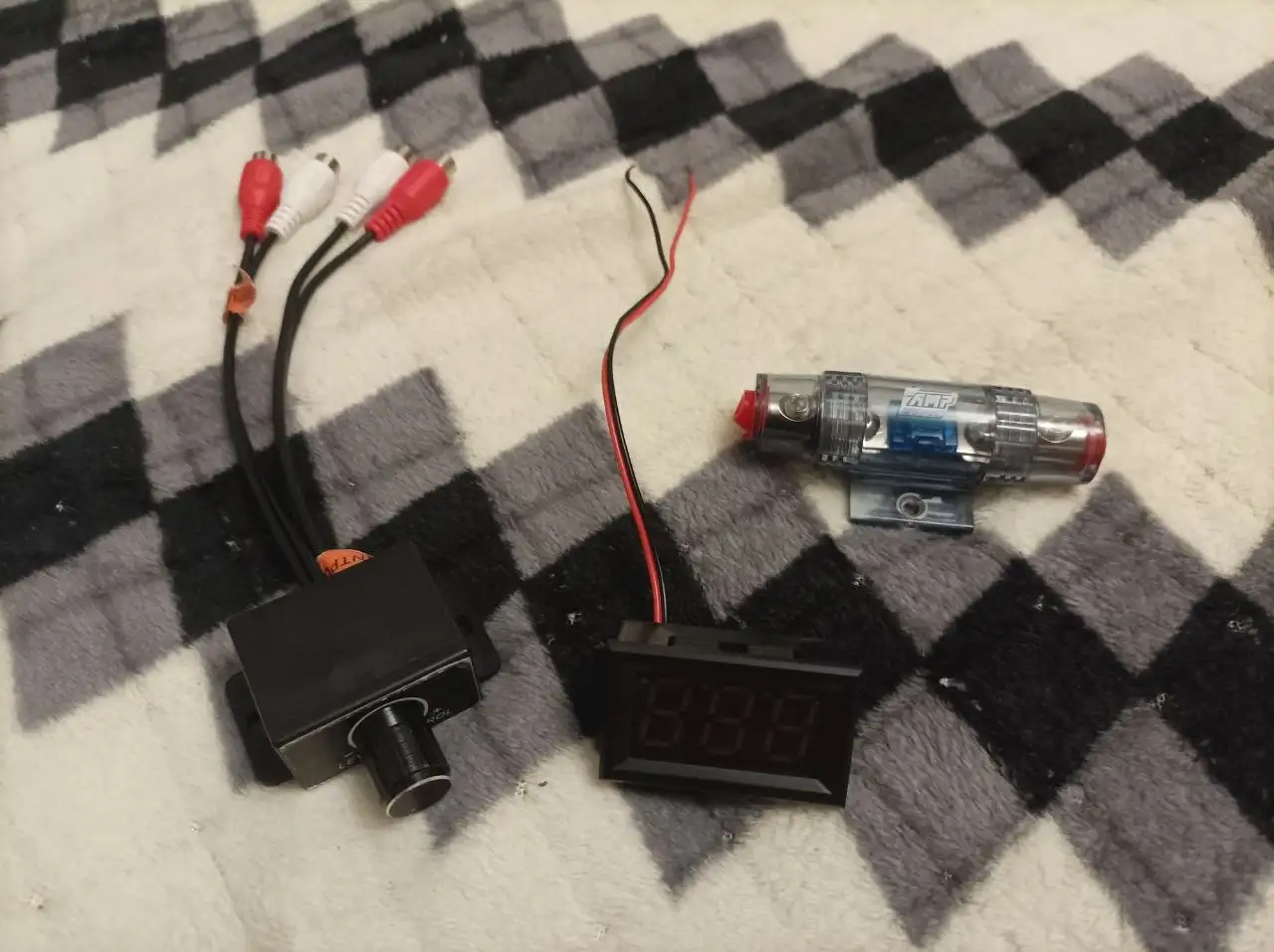 Продажа аудиокомпонентов для авто: сабвуфер, усилитель, короб, блок питания, провода, регулятор басса, вольтметр, колба - Аудио (Авто) в Вологда