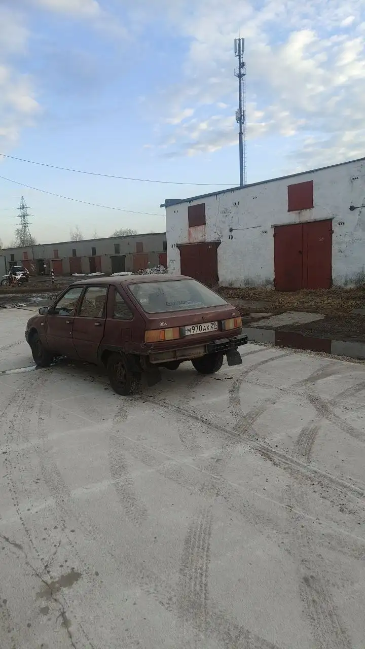 Продажа двух автомобильных шин в хорошем состоянии - Шины и диски (Авто) в Вологда