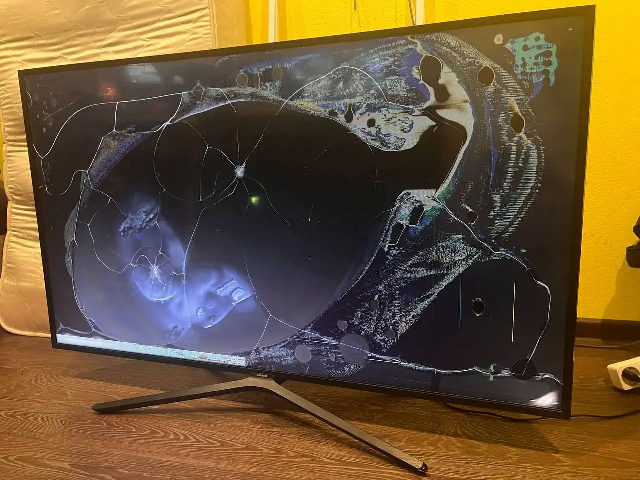 Смартфон с поврежденным экраном - Смартфоны (Электроника) в Вологда