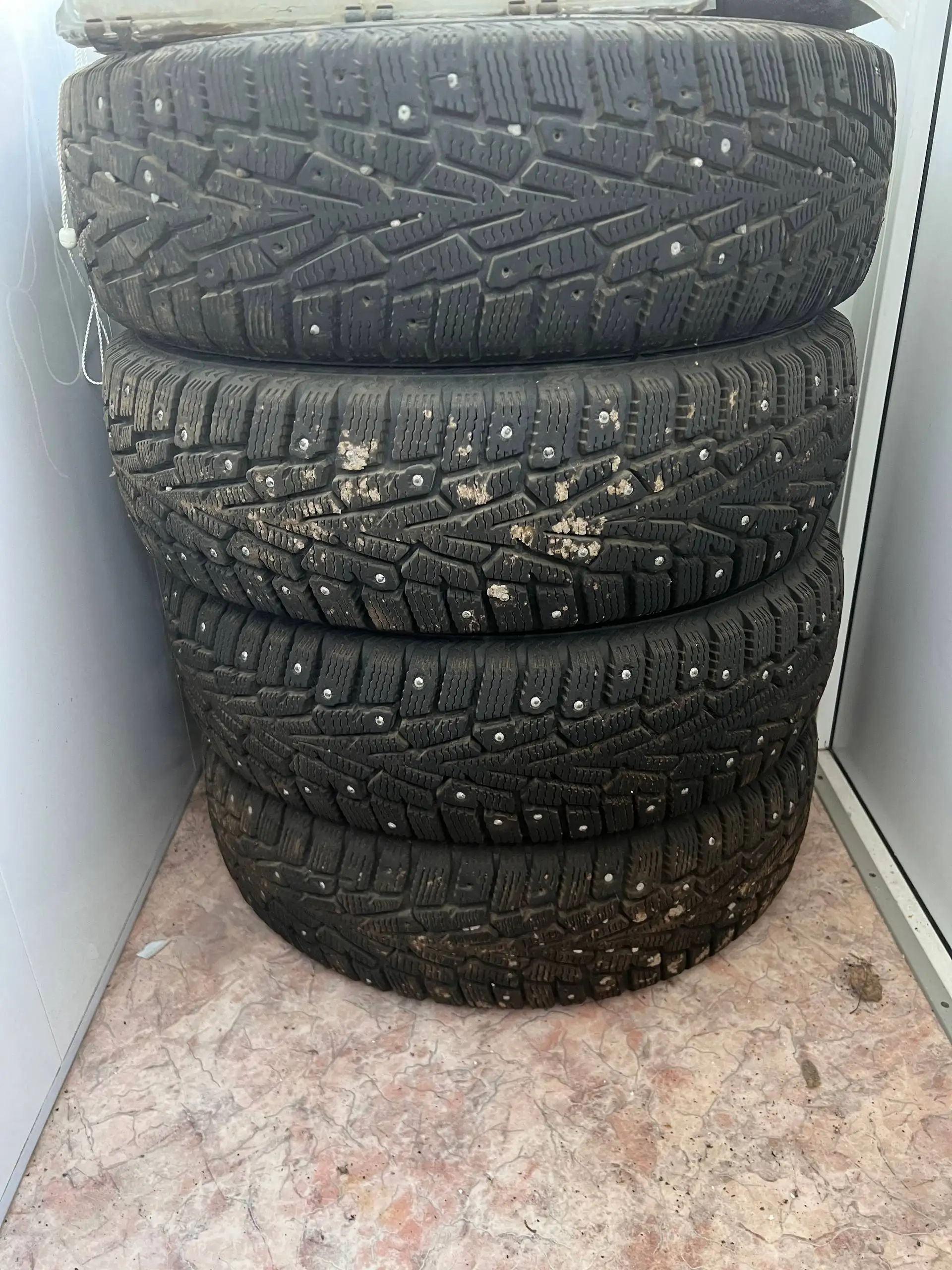 Продам зимнюю резину - Шины (Авто) в Вологда
