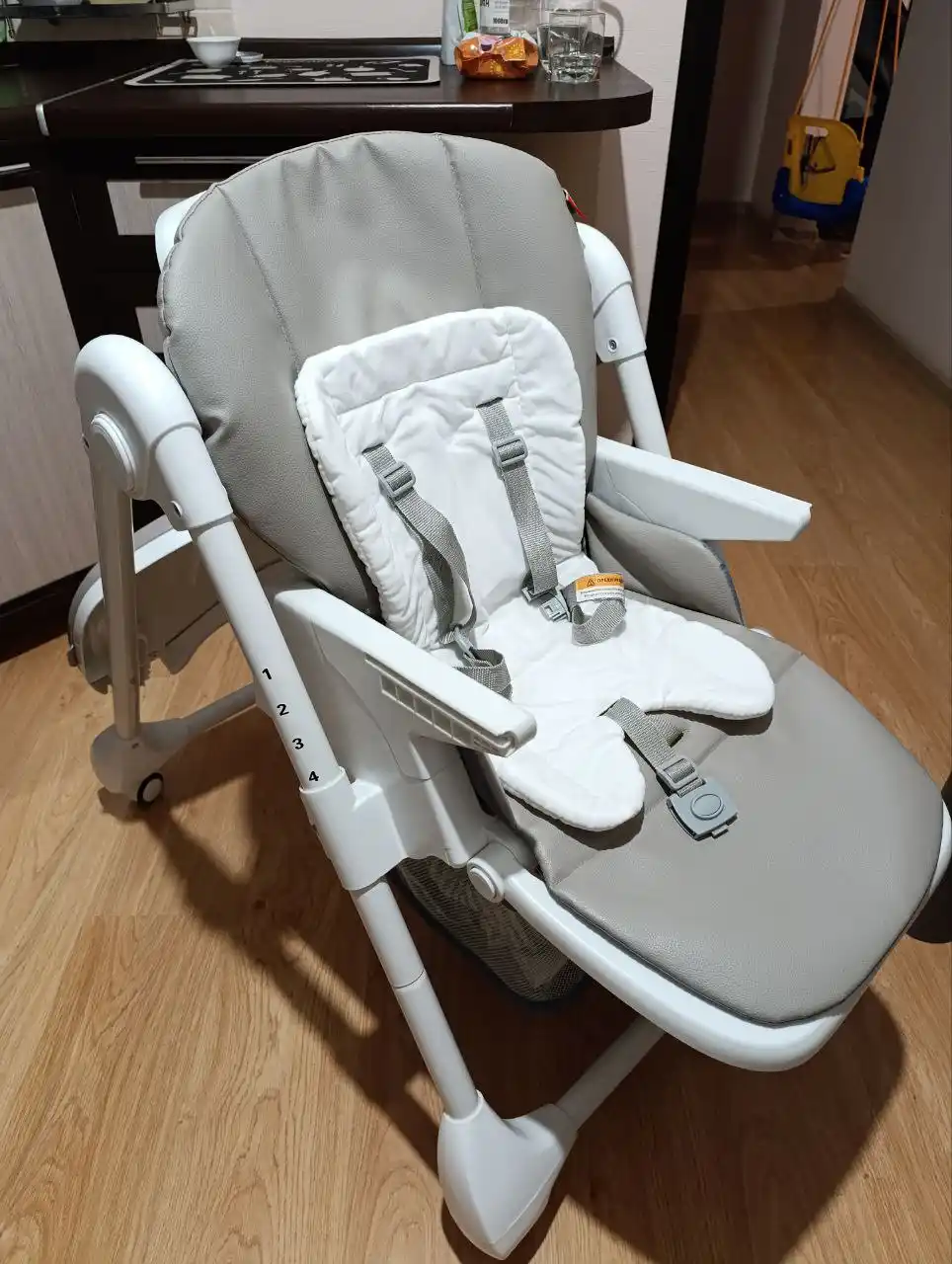 Стульчик для кормления с регулировкой спинки