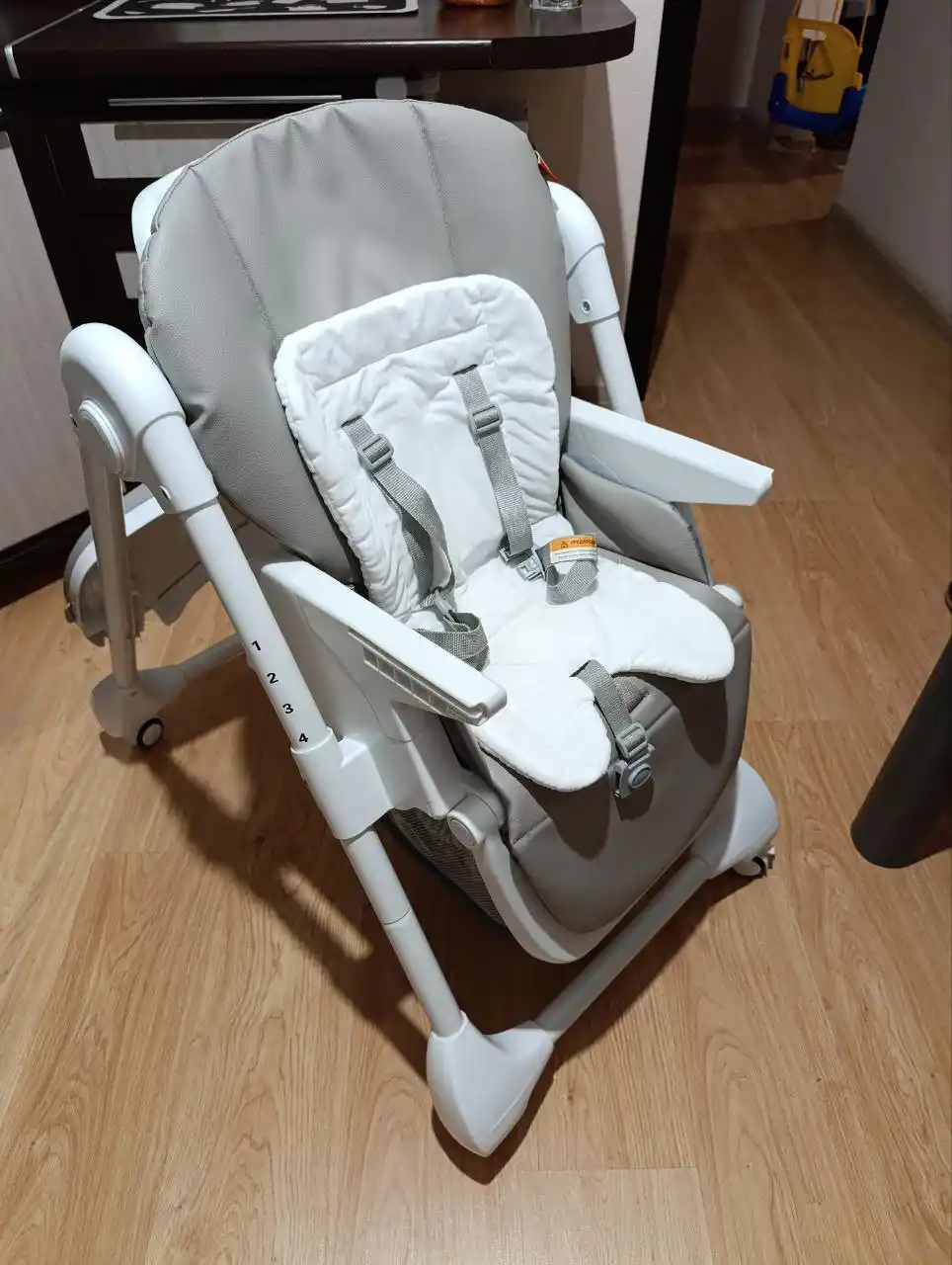 Стульчик для кормления с регулировкой спинки
