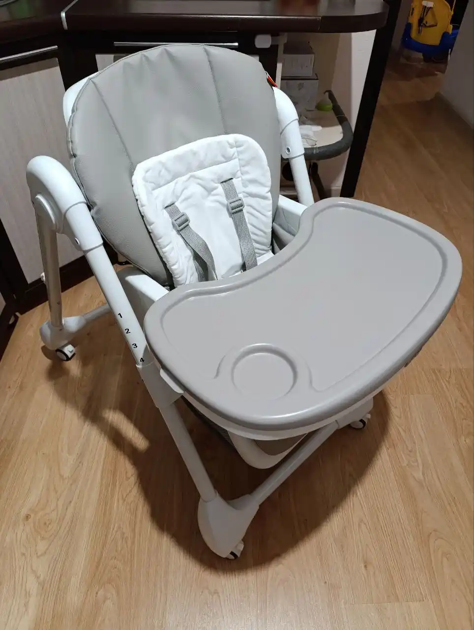 Стульчик для кормления с регулировкой спинки