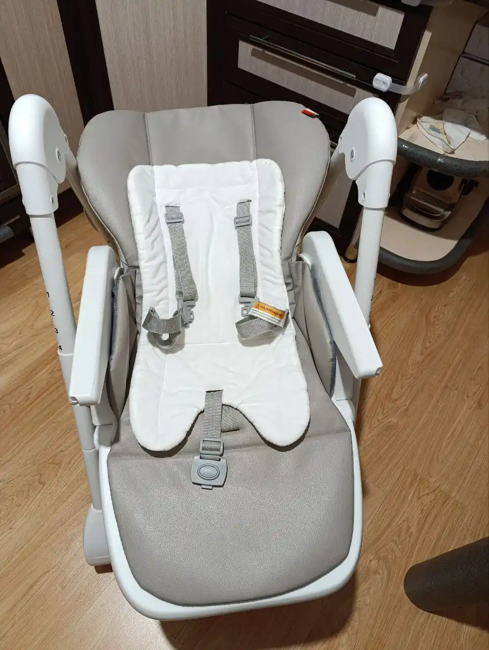 Стульчик для кормления с регулировкой спинки