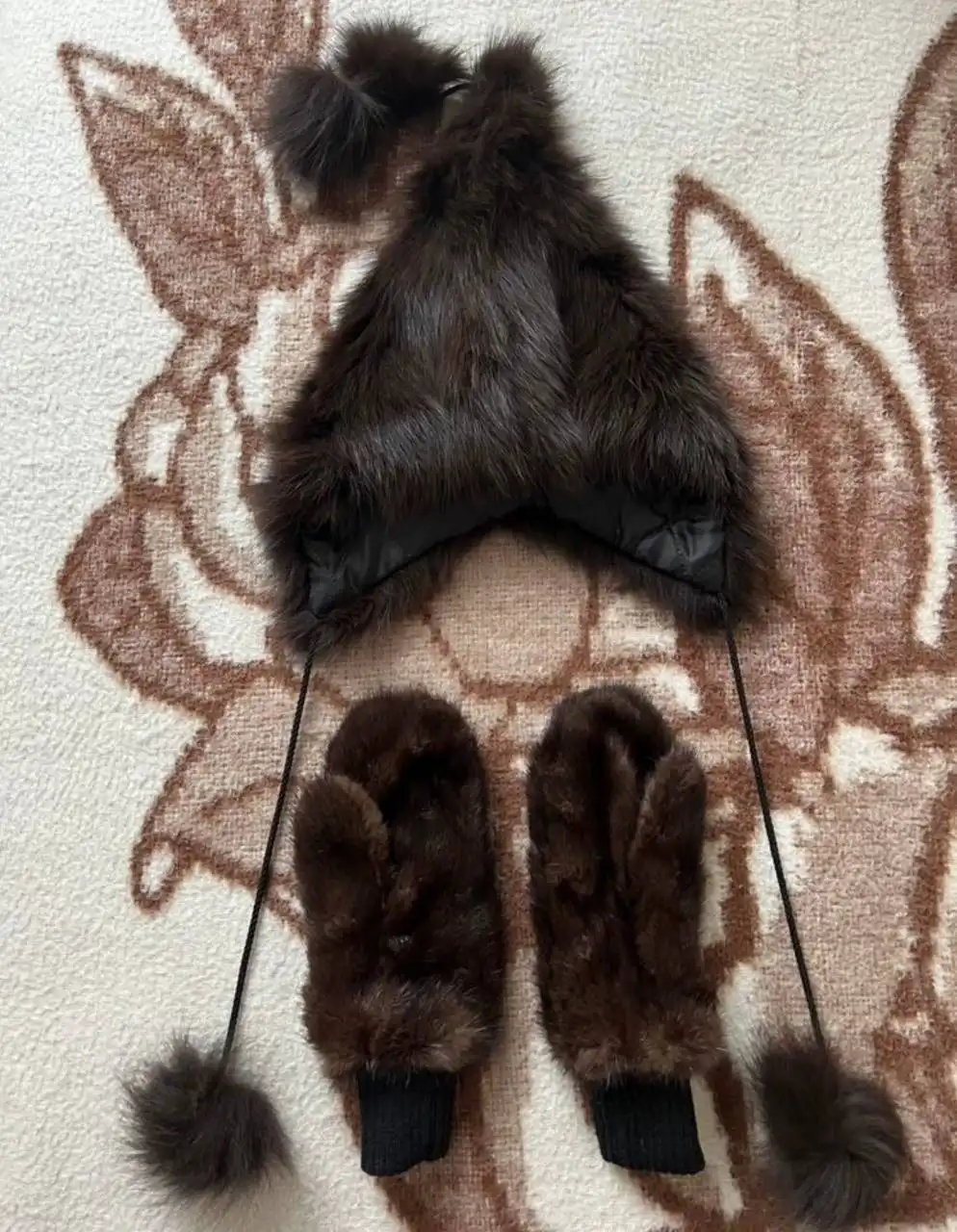 Детская меховая шапка и варежки на 8 лет