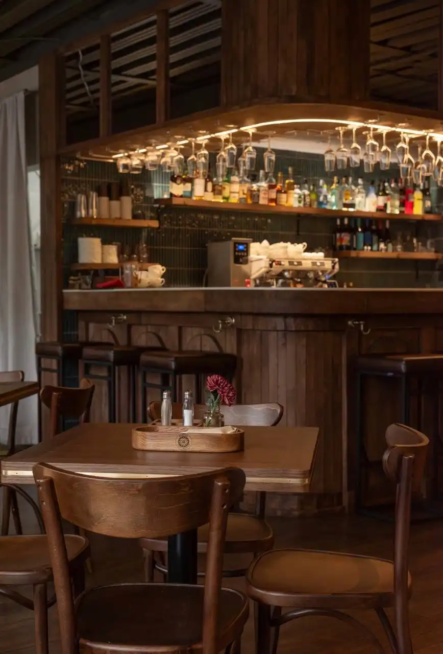 Вакансия официанта в новом баре Pio Rosello