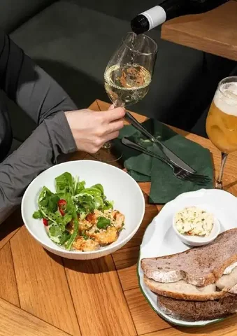 Вакансия менеджера зала и официанта в Lilian’s cafe - Продавец-консультант в Москва