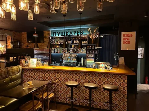 Вакансия бармена в арт-кафе Пушкарёв - Продавец-консультант в Москва