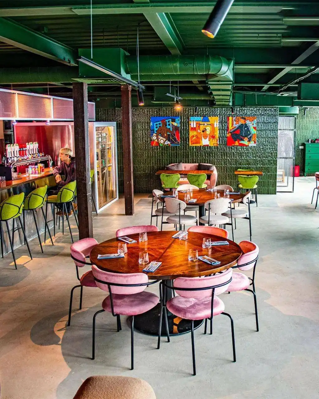 Вакансия официанта в ресторане VARKA - Работа в Москва