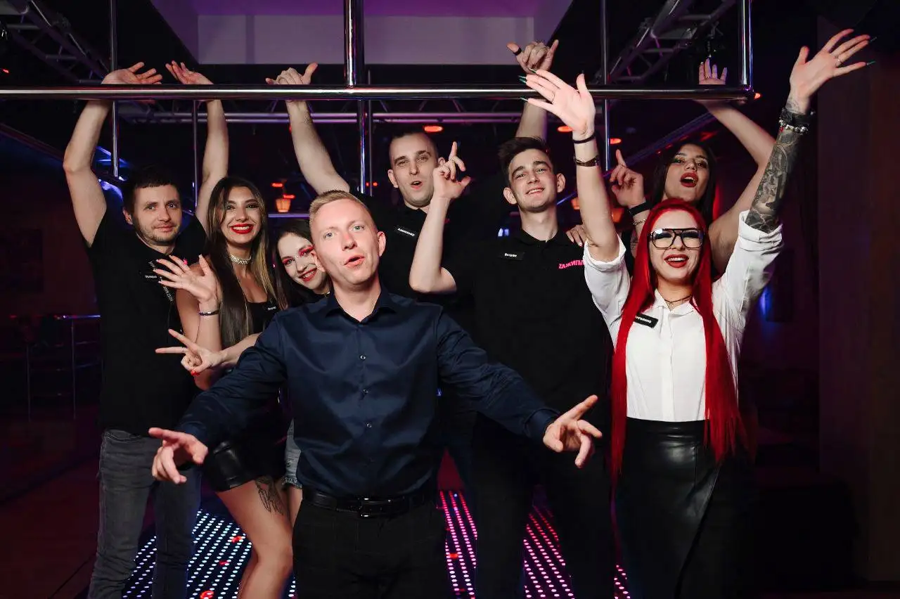 Вакансия хостес в баре Zажигалка - Вакансии в сфере услуг (Работа) в Москва