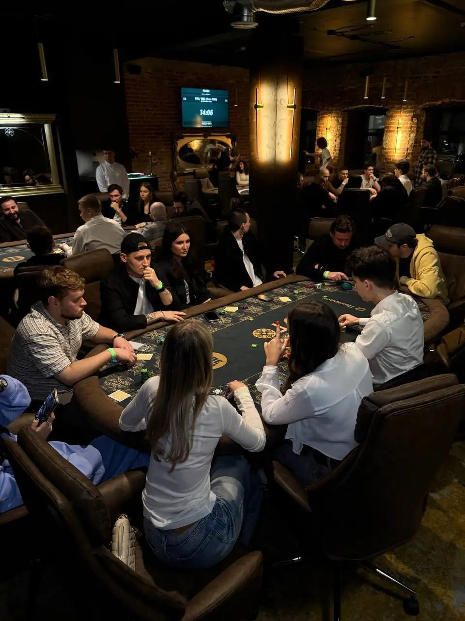 Требуются дилеры в легальный покерный клуб - Работа в Москва