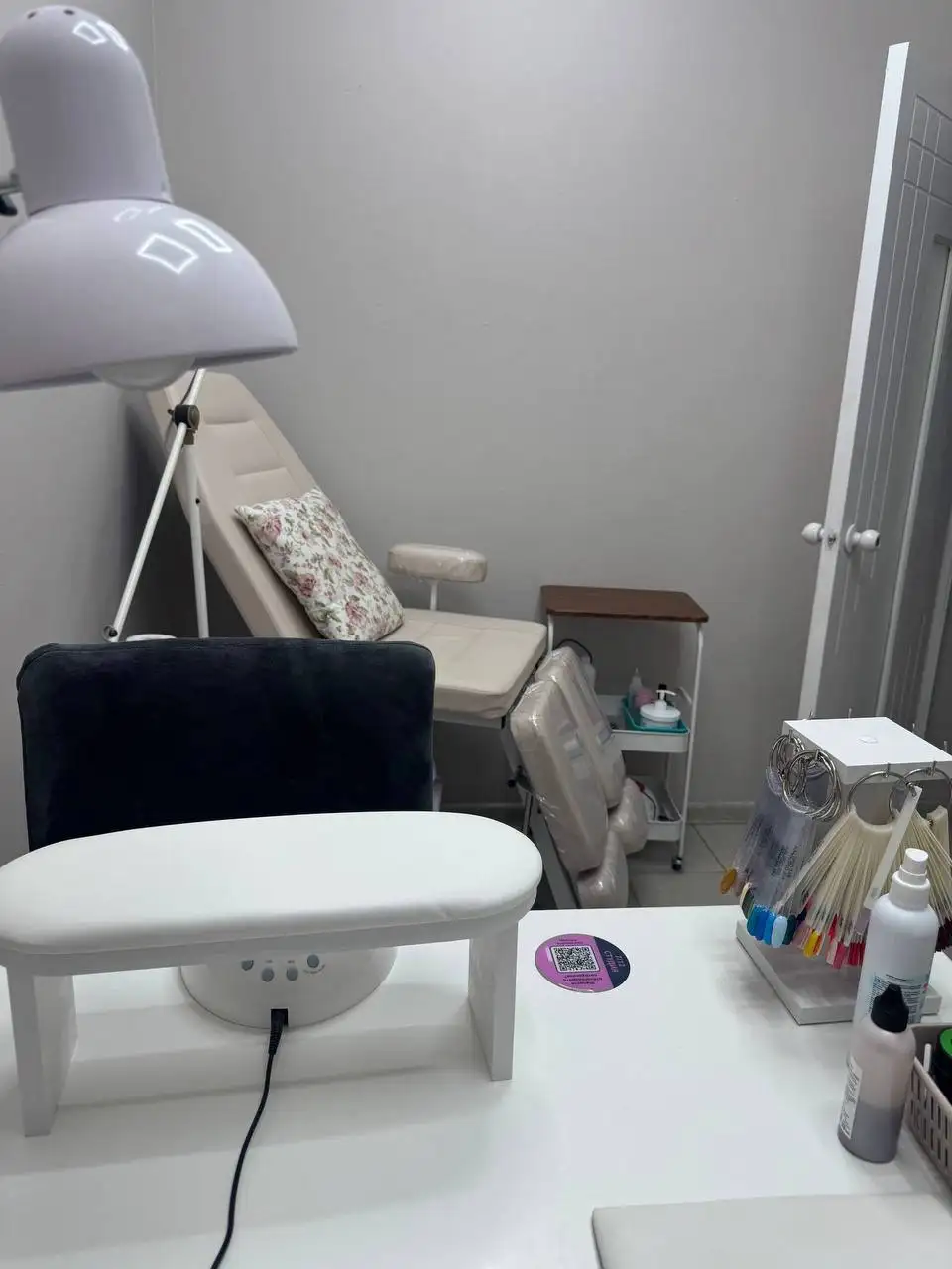 Мастер маникюра и педикюра в студии красоты - Красота и здоровье (Работа) в Москва