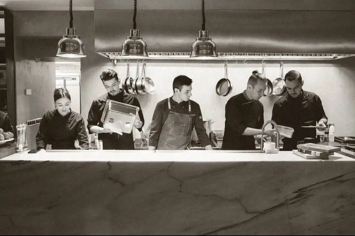 Вакансии: Су-шеф и Повар горячего цеха в ресторане L'Atelier Petrovka - Вакансии (Работа) в Москва