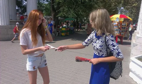 Раздача листовок на фестивале фитнеса - Администратор гостиницы в Москва