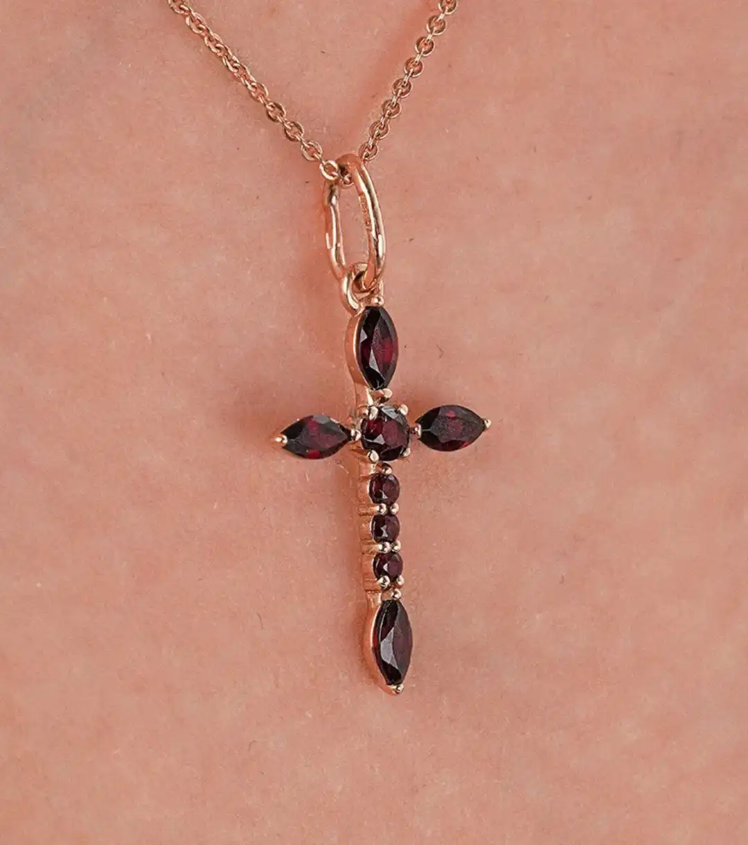 Продажа золотого крестика с гранатом - Барахолка в Братск