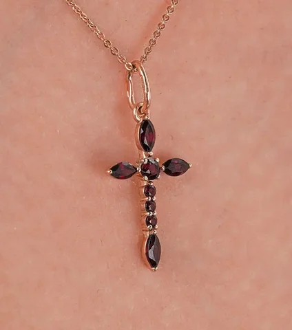 Продажа золотого крестика с гранатом - Детские товары в Братск