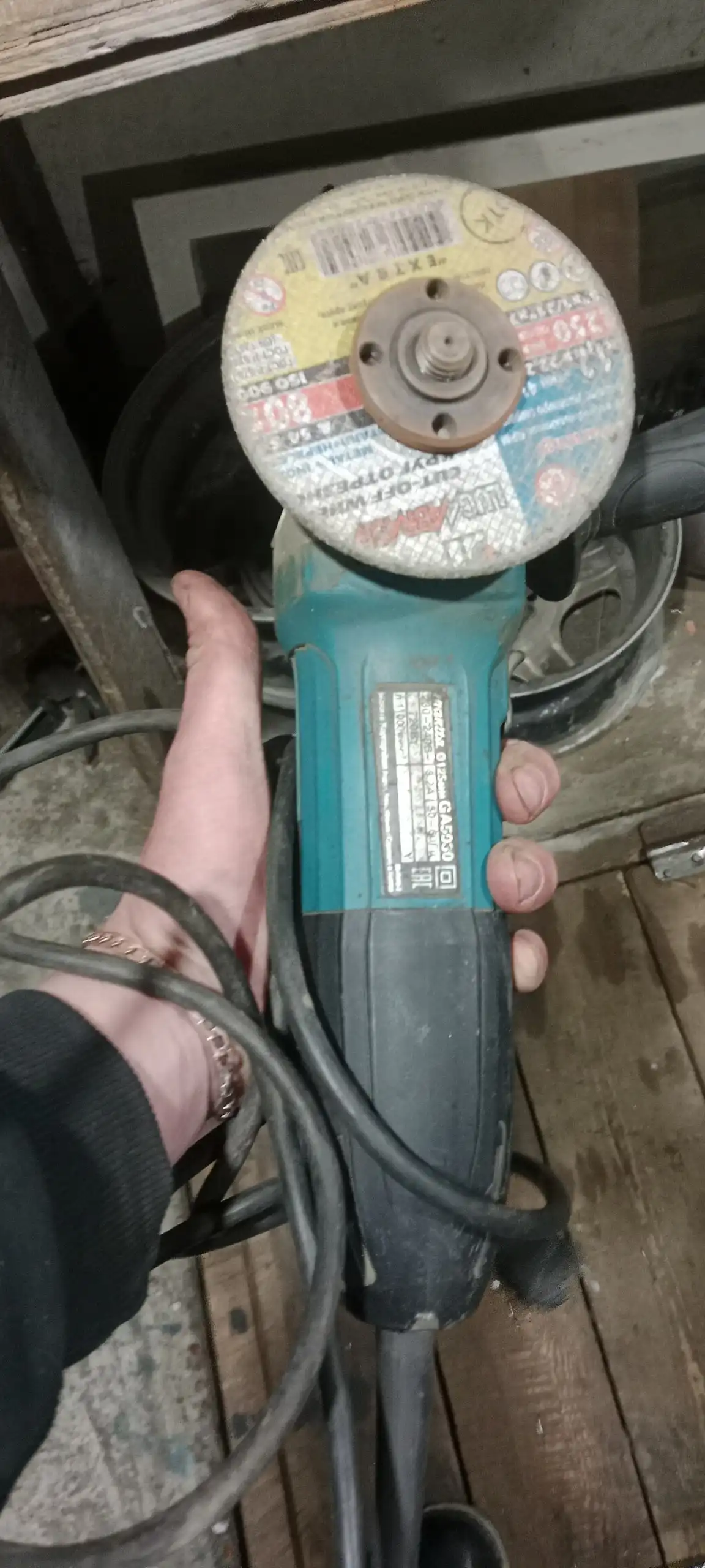 Продам болгарку Makita