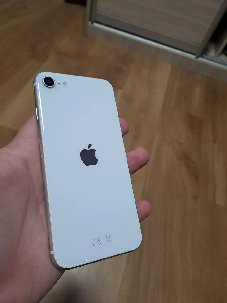 Продам iPhone SE 2020 64GB в идеальном состоянии