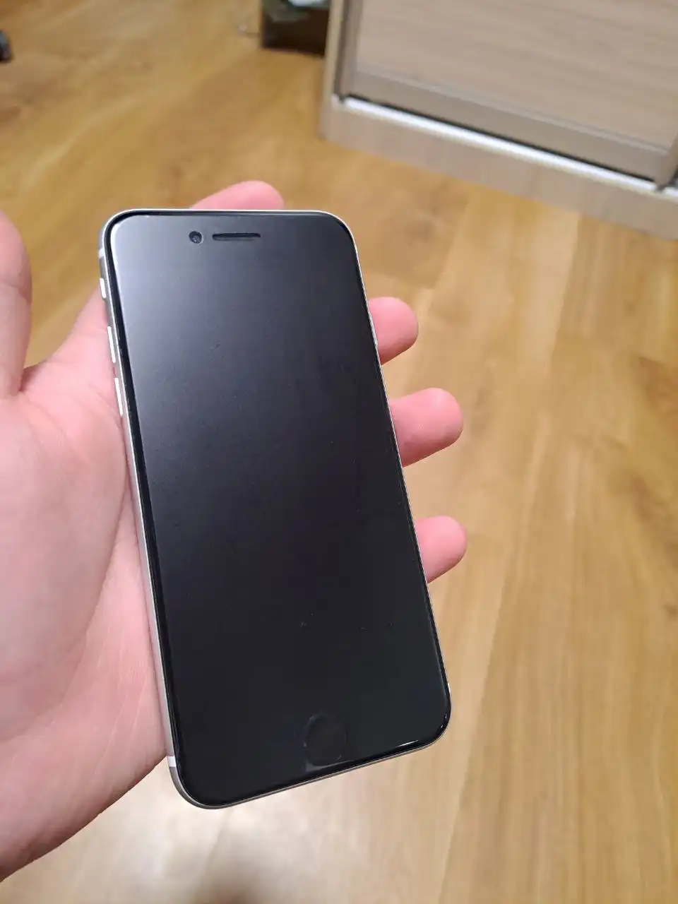 Продам iPhone SE 2020 64GB в идеальном состоянии