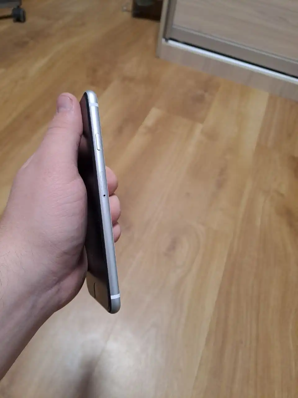 Продам iPhone SE 2020 64GB в идеальном состоянии