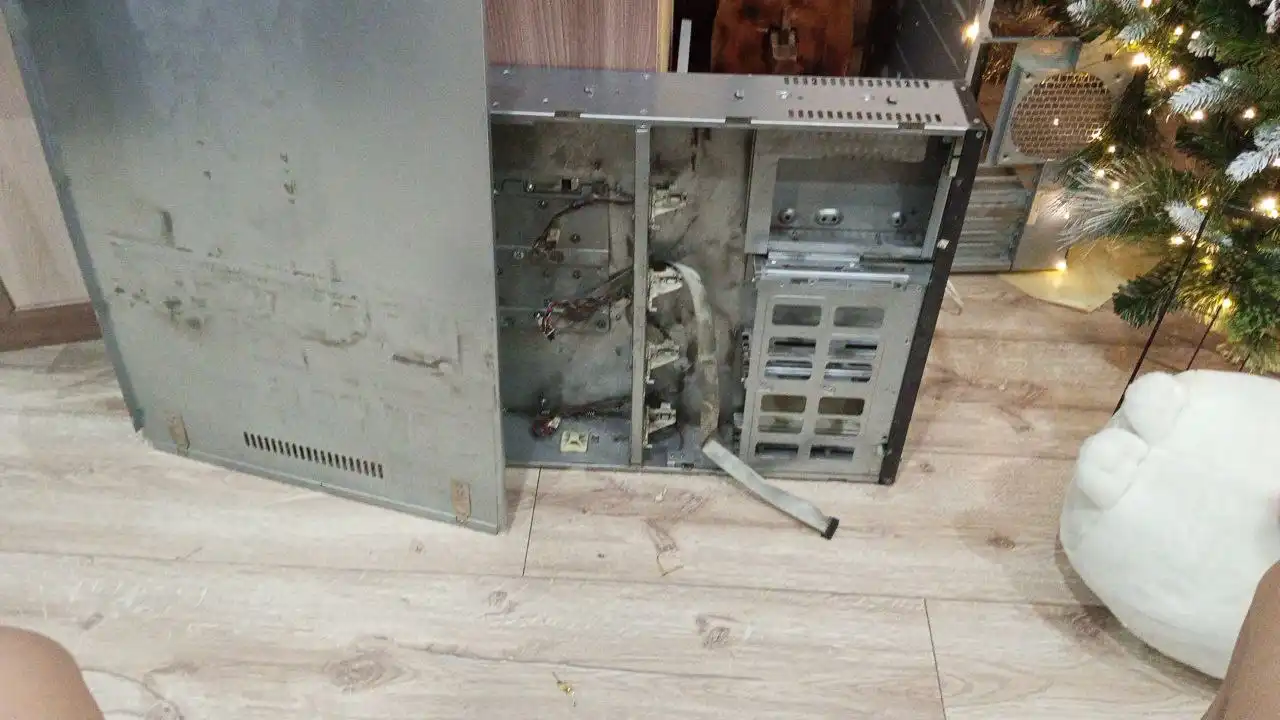 Отдам на чермет 3 старых корпуса для ПК