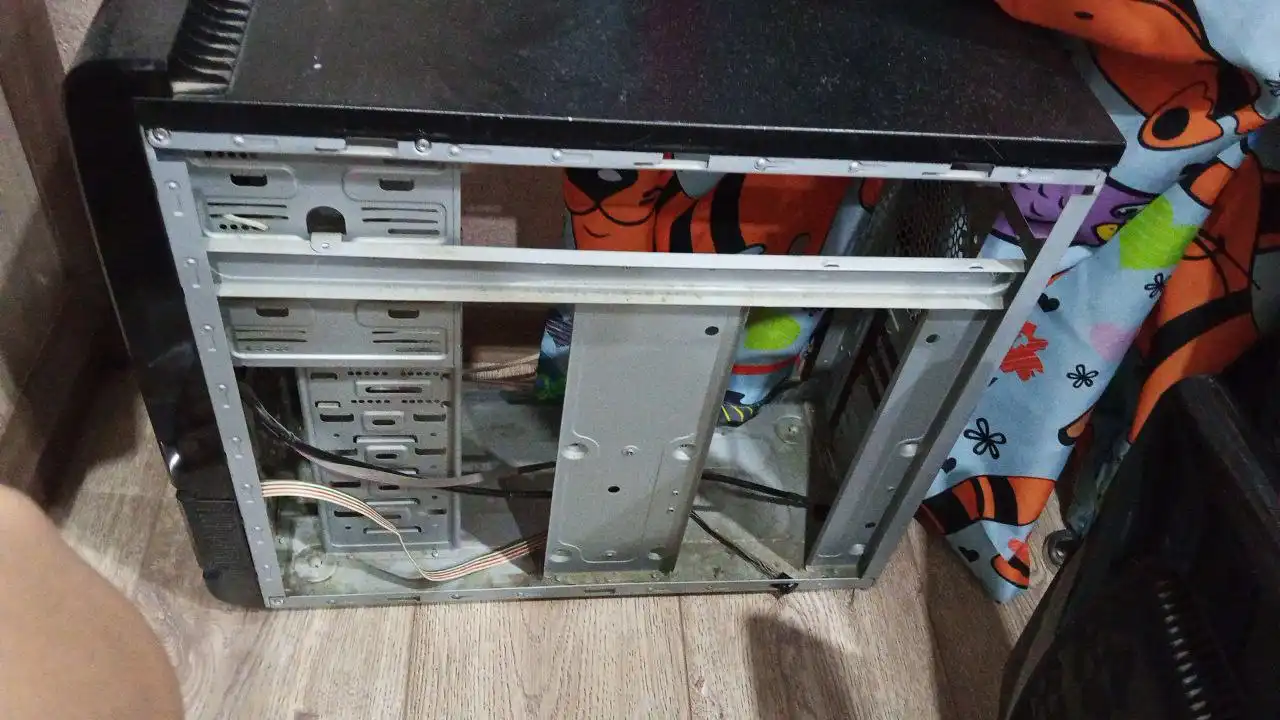 Отдам на чермет 3 старых корпуса для ПК